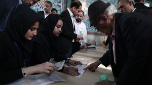 الإيرانيون يقترعون لاختيار ثامن رئيس للبلاد منذ الثورة الإٍسلامية - أ ف ب 