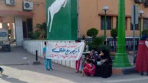 مصرية فقيرة ترفع لافتة أمام ديوان عام محافظة الشرقية بالزقازيق تعرض فيها بيع أحد أبنائها الأربعة- تويتر