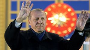 حظي أردوغان باستقبال كبير في مقر الحزب لعودته عضوا- أ ف ب