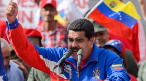 حمل الحضور صورا وتماثيل للرئيس الفنزويلي معربين عن تأيدهم له- أ ف ب (أرشيفية)