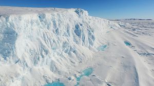يعتقد مراقبون أن تجلب الجبال الجليدية أعدادا كبيرة من السياح لإمارة الفجيرة- جيتي