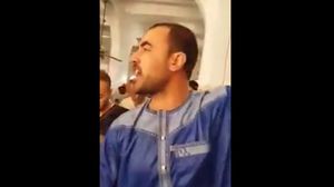 لحظة إنزال خطيب جمعة أحد مساجد الحسيمة ـ يوتيوب