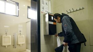 تدعو السلطات مستخدمي الحمامات العامة إلى "حسن التصويب" - أ ف ب
