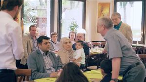 تعاطف مواطنون ألمانيون مع اللاجئين السوريين ورفضوا طردهم- يوتيوب
