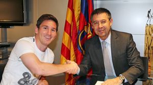 وينتهي عقد ميسي الحالي مع برشلونة في 30 يونيو 2018- أرشيفية