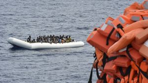 سفينة تجارية أنقذت نحو 50 من أصل 132 مهاجرا غرق قاربهم في المتوسط - أ ف ب 
