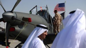 زائرون يتفقدون طائرة أمريكية حربية في معرض دبي الجوي - غيتي