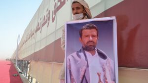 أحد عناصر جماعة الحوثي يحمل صورة المؤسس حسين بدر الدين الحوثي- يمن تايمز أون لاين