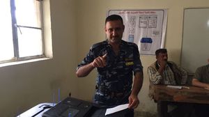عنصر في القوات الأمنية يدلي بصوته في التصويت الخاص لانتخابات 2018- تويتر