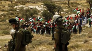 دهست حافلة إسرائيلية مواطنا فلسطينيا قبل أيام في الضفة المحتلة - جيتي