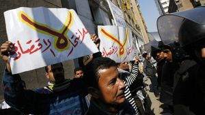 مصريون يحتجون على الأوضاع الاقتصادية- جيتي