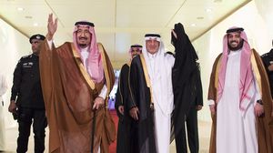 تركي آل الشيخ وخالد الفيصل حضرا إلى جانب الملك سلمان في ملعب "الجوهرة"- تويتر