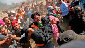 عشرات الشهداء ومئات الجرحى سقطوا برصاص الاحتلال خلال قمع مسيرة العودة بغزة- جيتي 