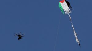 أطلق شبان فلسطينيون عشرات الطائرات الورقية المشتعلة تجاه الأراضي المحتلة خلال الأسابيع الماضية- جيتي