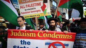  المحتجون رددوا هتافات مؤيدة لفلسطين ومناهضة لأمريكا وإسرائيل- تويتر 