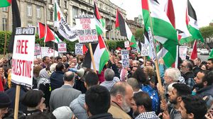 أقيمت التظاهرة أمام مقر رئيسة الوزراء البريطانية تيريزا مي، تنديدا بالمجازر الإسرائيلية- أرشيفية