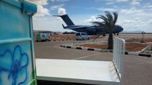 طائرة نقل عسكرية إماراتية في مطار سقطرى قبل مغادرة القوات- تويتر