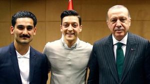 كان أوزيل، التركي الأصل، دافع في وقت سابق عن قراره بالتقاط صورة مع الرئيس التركي رجب طيب أردوغان في آيار/مايو الماضي- تويتر 