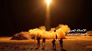 الصاروخ من طراز بدر1 أطلقه الحوثيون على مطار جازان- الإعلام الحربي