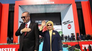 أشادت أمينة أردوغان بالمشاركة الواسعة للنساء والشباب، وأرفقت صورة للتجمع الشعبي الكبير- تويتر