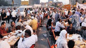التايمز: فقراء القاهرة ربما لم يجدوا سوى بقايا الطعام للإفطار عليها- جوجل