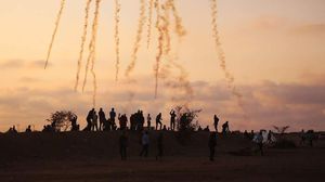 قوات الاحتلال تستخدم قنابل الغاز بكثافة ضد المتظاهرين في غزة- تويتر