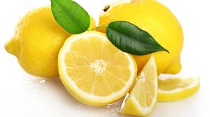 يحتوي الليمون على نسبة عالية من فيتامين "سي" وعناصر كيميائية مفيدة للجسم - أرشيفية