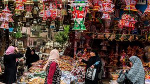 يتزايد ميل الأسر المصرية إلى الإنفاق خلال شهر رمضان، وفقا لتقاليد وعادات متوارثة، وإن كان بدرجة أقل حاليا- جيتي
