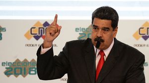 يعتبر مادورو أن الأزمة الاقتصادية الخانقة ومعدلات التضخم الرهيبة في بلاده هما نتيجة "حرب اقتصادية"- جيتي