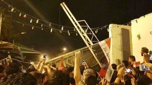 متظاهرون أثناء اقتحامهم مبنى مجلس محافظة كربلاء- فيسبوك