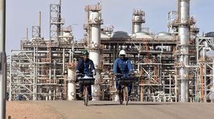 تعيش الجزائر منذ 4 سنوات أزمة اقتصادية بسبب تهاوي أسعار البترول- جيتي