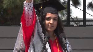 الطالبة العراقية ياسمين لواء هتفت بالحرية لفلسطين أمام حشد من الأمريكيين- يوتيوب