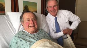 جورج بوش الأب أدخل المستشفى بعد ثلاثة أسابع على مغادرته- حسابه بتويتر