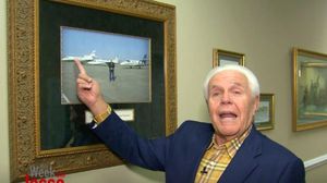 وقف القس بجانب صورة لأسطوله الجوي، وقال إن الطائرة التي اشتراها قبل 12 سنة لم تعد صالحة- يوتيوب