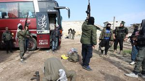 مقاتلون من المعارضة بعد وصولهم إلى الشمال السوري- جيتي