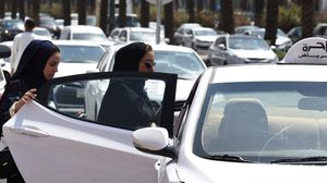 سبق للإدارة العامة للمرور أن أوضحت إمكانية المرأة السعودية من قيادة الشاحنات وكذا الدراجات الهوائية سواء بسواء مع الرجل- جيتي 