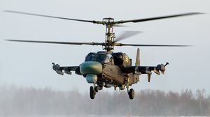 أظهر الفيديو عددا من جنود تنظيم الدولة وهم يتفقدون حطام المروحية الروسية من طراز (كا-52)- أرشيفية