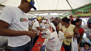فنزويلا التي تتمتع بأكبر احتياطي للنفط في العالم تواجه أزمة اقتصادية حادة مع نقص في الأغذية والأدوية- جيتي
