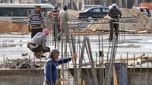 تقطعت السبل بآلاف العمالة المصرية بالخارج والتي كانت تدر أموالا طائلة على موازنة الدولة- جيتي 