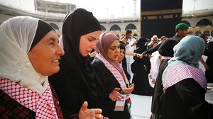 اصطحبت الملكة رانيا مجموعة من السيدات والفتيات اليتيمات إلى العمرة- صفحتها عبر فيسبوك