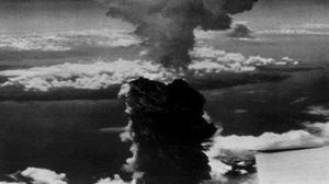 قتلت القنابل ما يصل إلى 140،000 شخص في هيروشيما، و80،000 في ناغازاكي بحلول نهاية سنة 1945