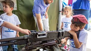 الاحتلال يخفف من قيود حمل السلاح للإسرائيليين- الإعلام العبري