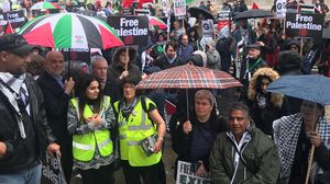 تحاول منظمات اللوبي الصهيوني تجريم التضامن مع القضية الفلسطينية- (مظاهرة تضامنية مع فلسطين في لندن- جيتي)