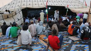 يحرص الموريتانيون على البقاء في المساجد لفترات طويلة من أجل قراءة القرآن وتعليم العلم- عربي21