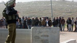 بتكدّس مئات العمال الفلسطينيين ينتظرون دورهم للعبور إلى الداخل الفسطيني فيما يتحكم بذلك مزاج الجنود الإسرائيليين- جيتي