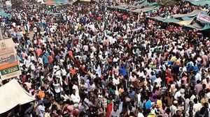 منذ 6 نيسان/ أبريل الماضي، يعتصم آلاف السودانيين، أمام مقر قيادة الجيش في الخرطوم- الأناضول