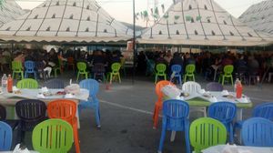 تتميز الموائد الرمضانية في الجزائر بخبز "الماونيس" كعادة رمضانية يحرص عليها الجزائريون- عربي21