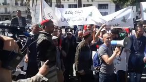  ردد المحتجون شعارات تأييد للمؤسسة العسكرية وللحراك الشعبي بالجزائر - يوتيوب