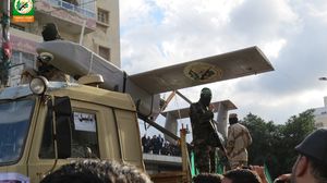 زعم فيشمان أن الطائرة نسخة من طائرات مسيرة مسلحة بصواريخ تستخدم من قبل جيوش- موقع القسام 