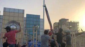 عشرات المحتجين أنزلوا الأربعاء علم الكويت من أمام مبنى قنصليتها في البصرة- تويتر